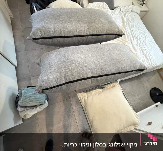 כריות על מתלה בחדר שינה מסודר